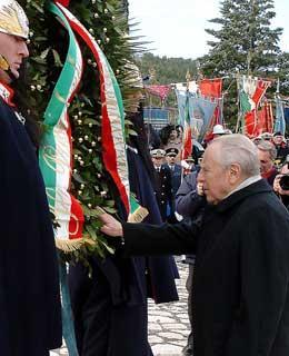 Il Presidente Ciampi rende omaggio al Sacrario, nel 60° anniversario della battaglia