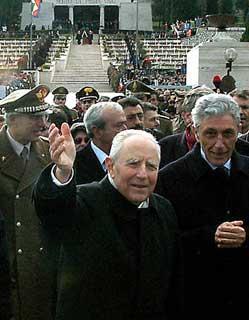 Il Presidente Ciampi, a fianco il Presidente della Regione Campania Antonio Bassolino, al termine della cerimonia, dopo aver reso omaggio al Sacrario, nel 60°anniversario della battaglia