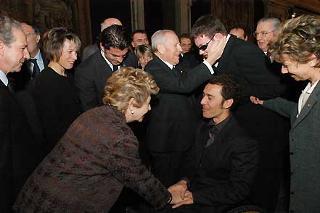 Il Presidente Ciampi, con la moglie Franca, saluta gli Alteti presenti al termine della celebrazione della &quot;Giornata Internazionale della Montagna&quot;
