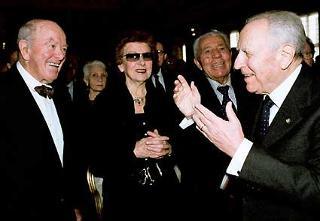 Il Presidente Ciampi, nella foto con Lino Lacedelli ed Achille Compagnoni e Signora, (protagonisti della storica impresa nel 1954 conquistando il K2), in occasione della &quot;Celebrazione Internazionale della Montagna&quot;