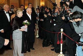 Il Presidente Ciampi, in compagnia della moglie Franca e dal Sindaco, al suo arrivo a Venezia per l'inaugurazione del rinnovato Teatro La Fenice