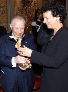 Il Presidente Ciampi consegna il Premio dell'Accademia Nazionale di Santa Cecilia, alla memoria, alla Signora Talia, vedova del Maestro Luciano Berio