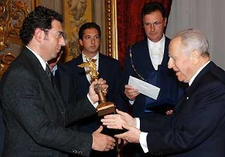 Il Presidente Ciampi consegna il &quot;Premio Presidente della Repubblica&quot; a Francesco Polesello, figlio dell'Architetto Gianugo