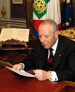 Il Presidente Ciampi durante la trasmissione TV del messaggio agli italiani