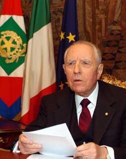 Il Presidente Ciampi durante la trasmissione TV del messaggio agli italiani