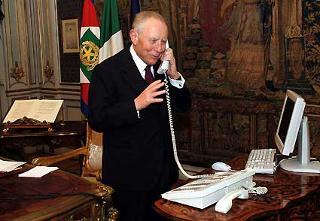 Il Presidente Ciampi risponde alla chiamata del Santo Padre, al termine della trasmissione TV del messaggio di auguri agli italiani