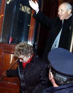 Il Presidente Ciampi con la moglie Franca all'arrivo alla stazione di Livorno
