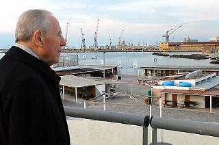 Il Presidente Ciampi sulla Terrazza del cantiere dell'Acquario, durante la visita alla Terrazza Mascagni