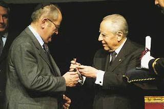 Il Presidente Ciampi consegna a Leone Paserman, Presidente della Comunità, la medaglia d'oro al valor civile, conferita alla Comunità Ebraica di Roma, in occasione della celebrazione della Giornata della Memoria