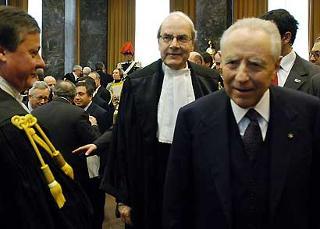 Il Presidente Ciampi con il Procuratore Generale Vincenzo Apicella, al termine della cerimonia d'inaugurazione dell'Anno Giudiziario della Corte dei conti per il 2004