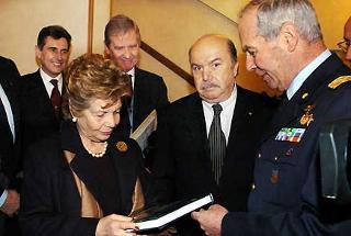 La Signora Franca Ciampi con Sandro Ferracuti, Capo di Stato Maggiore dell'Aeronautica Militare e l'attore Lino Banfi, alla presentazione del film per la televisione "Raccontami una storia" prodotto dalla Rai