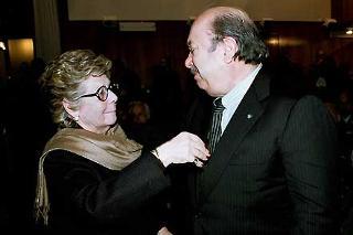 La Signora Franca Ciampi con l'attore Lino Banfi, visibilmente commosso, al termine della proiezione del film prodotto dalla Rai, per la televisione "Raccontami una storia"