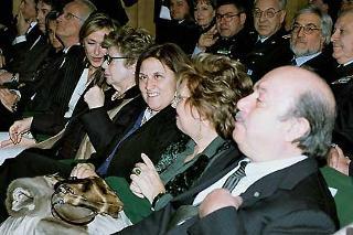 La Signora Franca Ciampi, nella foto con il Ministro Stefania Prestigiacomo, il Presidente della Rai Lucia Annunziata, la Signora Adriana Gifuni e l'attore Lino Banfi, alla proiezione del film "Raccontami una storia" prodotto dalla Rai per la televisione