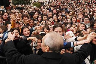 Il Presidente Ciampi in un abbraccio simbolico ai giovani al suo arrivo in Piazza Eleonora d'Arborea
