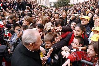 Il Presidente Ciampi tra i giovani in Piazza Eleonora d'Arborea in occasione della visita di due giorni in Sardegna
