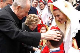 Il Presidente Ciampi con la moglie Franca tra la gente della città, in occasione della visita di due giorni in Sardegna