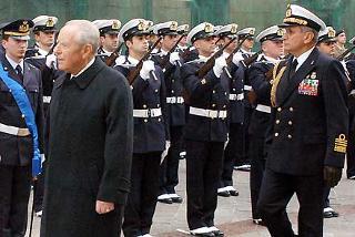 Il Presidente Ciampi, accompagnato dal Consigliere Militare Sergio Biraghi, riceve gli onori al suo arrivo in città