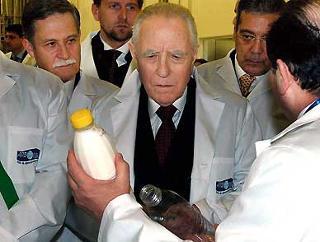 Il Presidente Ciampi durante la visita allo stabilimento lattiero-caseario