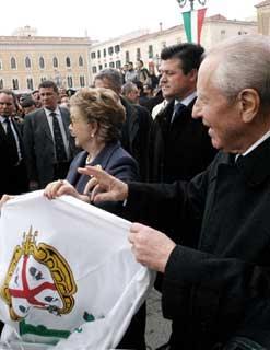 Il Presidente Ciampi con la moglie Franca, tra la folla in Piazza d'Italia