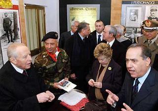 Il Presidente Ciampi con la moglie Franca, i Ministri Pisanu e Martino, il comandante della Brigata Sassari Stano, durante la visita alla Caserma &quot;La Marmora&quot;
