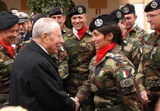 Il Presidente Ciampi tra i militari della Brigata Sassari alla Caserma &quot;La Marmora&quot;