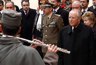 Il Presidente Ciampi con la moglie Franca durante la visita alla Brigata Sassari