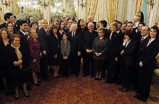 Il Presidente Ciampi con la moglie Franca insieme ai rappresentanti la Comunità di Sant'Egidio e dell'Associazione &quot;Trenta ore per la Vita&quot;