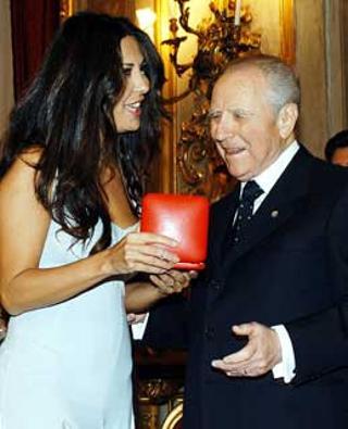 Il Presidente Ciampi con l'attrice Sabrina Ferilli mentre ritira il Premio "Vittorio De Sica"