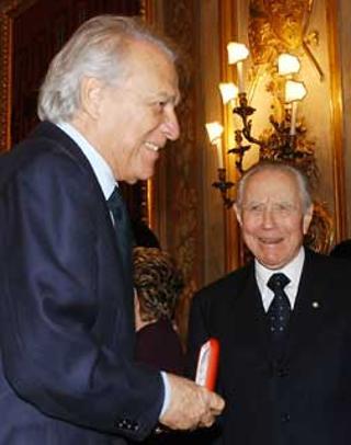 Il Presidente Ciampi con l'attore Giorgio Albertazzi mentre riceve il Premio "Vittorio De Sica"