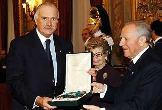 Il Presidente Ciampi consegna l'Onorificenza di Cavaliere di Gran Croce dell'Ordine al Merito della Repubblica Italiana a Nikita Michalkov, in occasione della cerimonia per l'assegnazione dei Premi "Vittorio De Sica"