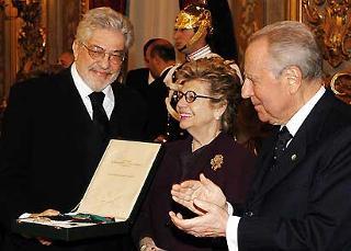 Il Presidente Ciampi consegna ad Ettore Scola l'onorificenza di Cavaliere di Gran Croce al Merito della Repubblica Italiana, durante la cerimonia di per l'assegnazione dei Premi "Vittorio De Sica"