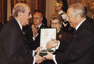 Il Presidente Ciampi consegna a Manoel de Oliveira, le insegne di Cavaliere di Gran Croce al Merito della Repubblica Italiana, in occasione della cerimonia dei Premi "Vittorio De Sica"