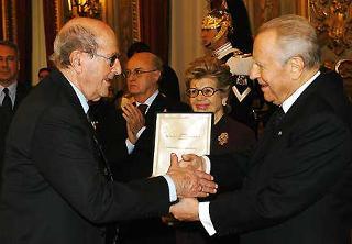 Il Presidente della Ciampi si congratula con Manoel de Oliveira dopo avergli consegnato l'onorificenza di Cavaliere di Gran Croce al Merito della Repubblica Italiana in occasione della consegna dei Premi "Vittorio De Sica"