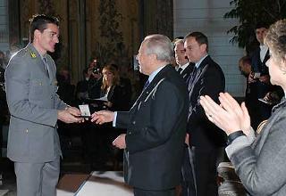 Il Presidente Ciampi consegna una medaglia ricordo a Giuseppe Gibilisco, nel corso dell'incontro con gli atleti italiani vincitori, nel 2003, di medaglie d'oro nelle diverse discipline sportive
