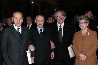 Il Presidente Ciampi e la moglie Franca, con Renzo Nostini, Presidente Onorario del CONI (a sinistra nella foto) e Edoardo Mangiarotti, al termine dell'incontro con gli atleti italiani vincitori, nel 2003, di medaglie d'oro nelle diverse discipline sportive