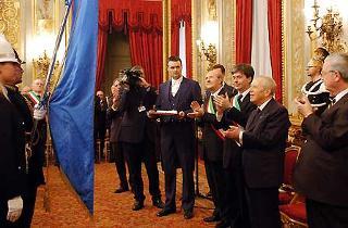 Un momento della cerimonia di consegna della Medaglia d'Oro al Merito Civile al Gonfalone dell'ANCI, da parte del Presidente Ciampi