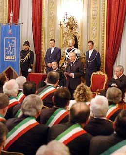 Il Presidente Ciampi rivolge il suo indirizzo di saluto ai presenti, in occasione della cerimonia di consegna della Medaglia d'Oro al Merito Civile, al Gonfalone dell'ANCI
