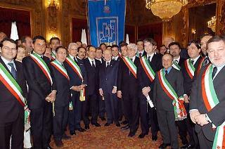 Il Presidente Ciampi, a fianco il Ministro dell'Interno Giuseppe Pisanu, con alcuni dei Sindaci, al termine della cerimonia di consegna della Medaglia d'Oro al Valor Civile al Gonfalone dell'Associazione Nazionale Comuni Italiani