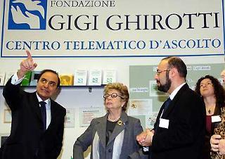 La signora Franca Pilla Ciampi nel corso della visita alla Fondazione Gigi Ghirotti, accompagnata dal Presidente della Fondazione Bruno Vespa e dal Responsabile del Centro d'Ascolto Vito Ferri