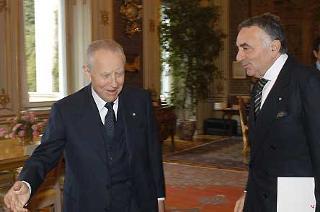 Il Presidente Ciampi accoglie Giuseppe Marra, Direttore dell'Adn Kronos, in occasione della presentazione del nuovo "Libro dei Fatti 2004"