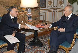 Il Presidente Ciampi con Giuseppe Marra, in occasione della presentazione del nuovo "Libro dei fatti 2004