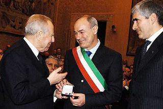 Il Presidente Ciampi, a fianco il Presidente della Camera Pierferdinando Casini, consegna la Medaglia d'Oro al Merito Civile alla memoria dell'On. Giorgio La Pira, al Sindaco di Pozzallo