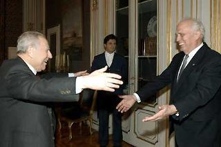 Il Presidente Ciampi accoglie Hans Tietmeyer, già Governatore della Deutsche Bundesbank, al suo arrivo al Quirinale