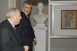 Il Presidente Ciampi, accompagnato dal Presidente della Camera Pierferdinando Casini, visita la Mostra &quot;Montecitorio e la bella pittura 1900-1945&quot; in occasione dell'inaugurazione