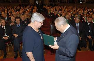 Il Presidente Ciampi consegna l'onorificenza di Commendatore dell'Ordine al Merito della Repubblica Italiana a Ines Figini, nel corso dell'incontro con le Autorità al Teatro Sociale