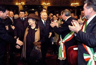 Il Presidente Ciampi con la moglie Franca al suo arrivo al Teatro Sociale a Como