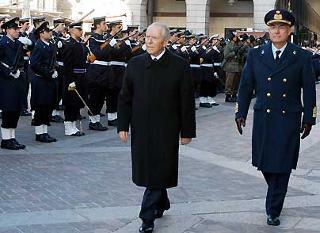 Il Presidente Ciampi, accompagnato dal Consigliere Militare Giovanni Mocci, al suo arrivo in Piazza Duomo, riceve gli onori militari