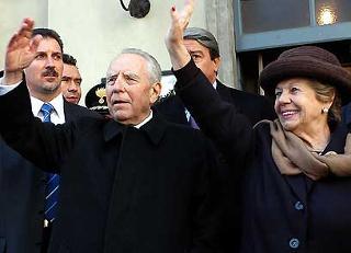 Il Presidente Ciampi con la moglie Franca rispondono al saluto dei cittadini, all'uscita dal Teatro Sociale a Como