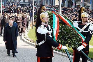 Il Presidente Ciampi rende omaggio al Monumento alla Resistenza, subito dopo il suo arrivo a Sesto