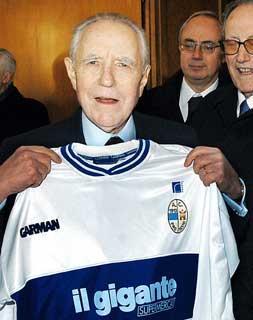 Il Presidente Ciampi, al Palazzo Comunale, mostra la maglia, dono del club della squadra locale di calcio